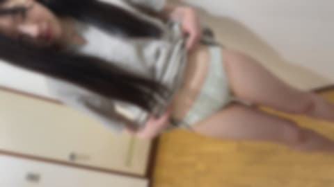 无性生活2.5年的可怜人妻。热衷出轨且疯狂贡养，陷入无法偿还的债务状态。明明应该讨厌，但下面却淫水大洪水 FC2-PPV-4933155